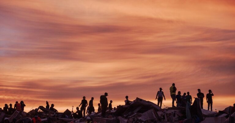 Equipos de rescate trabajan entre escombros tras los terremotos en Venezuela