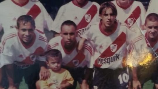 Thiago Almada con la camiseta de River Plate durante su presentación