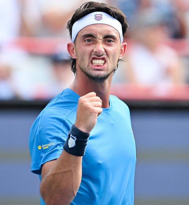 Thiago Tirante celebrando su victoria sobre Novak Djokovic en Cincinnati