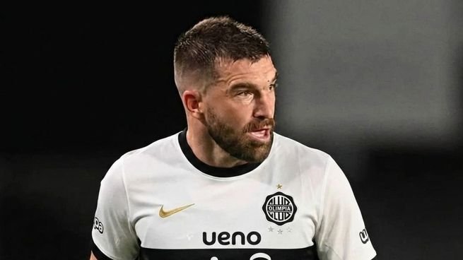 Tim Payne celebra su gol con la camiseta de Olimpia