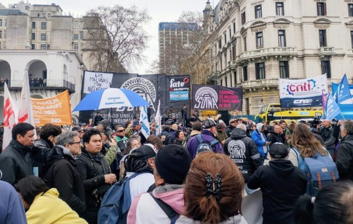 Marcha de trabajadores de FATE en Plaza de Mayo