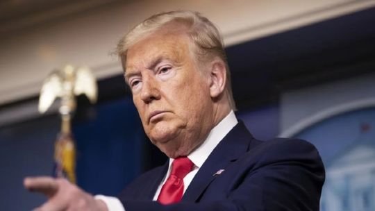 Donald Trump firmando decretos ejecutivos