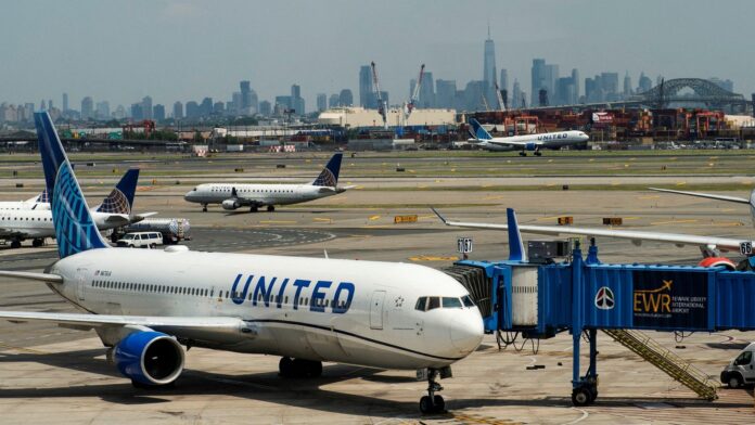 Avión de United Airlines en aeropuerto