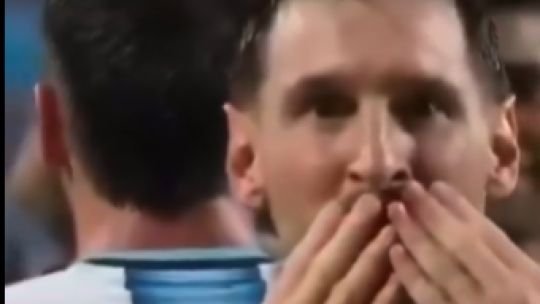Lionel Messi celebrando un gol con lágrimas en los ojos durante el partido Argentina vs Argelia