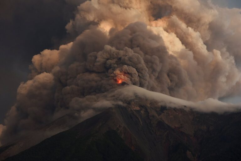 Columna de ceniza y gases del Volcán de Fuego en Guatemala