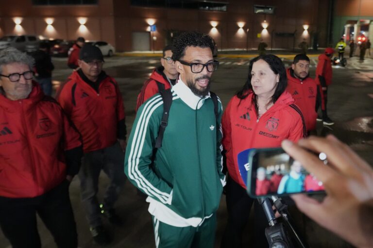 Vozinha en el aeropuerto de Santiago con hinchas de Colo Colo
