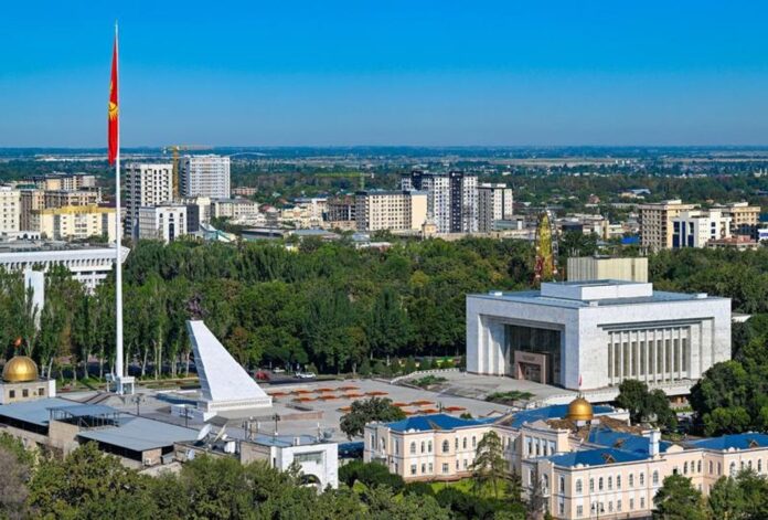 Xi Jinping llega a Bishkek al frente de la delegación china