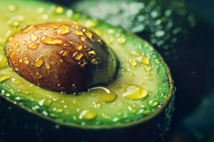 Palta cortada en rodajas sobre una tabla de madera