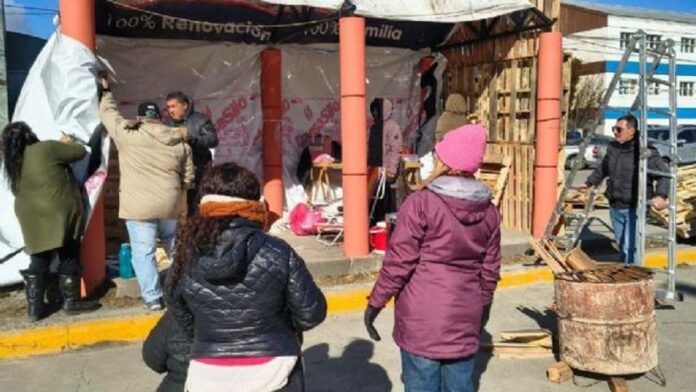 Carpa de jubilados frente a la Jefatura de Policía de Río Grande