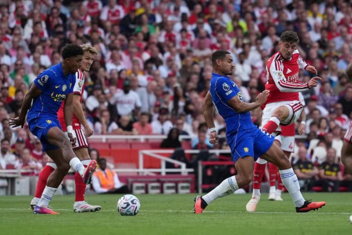 Jugadores del Arsenal celebran un gol ante el Chelsea en la Premier League