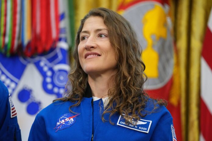 Tripulación de Artemis II durante la ceremonia de condecoración en el Centro Espacial Johnson