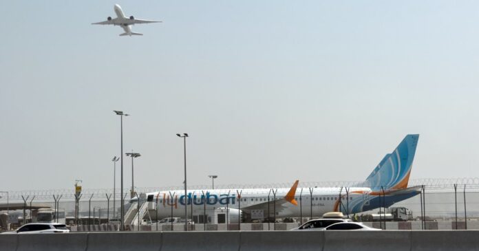 Avión de FlyDubai en el aeropuerto