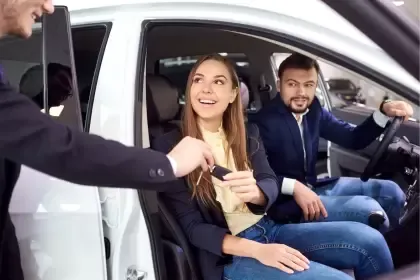 banco-nacion-lanzo-creditos-para-comprar-autos-0-km-y-usados Sucursal del Banco Nación con autos en exposición