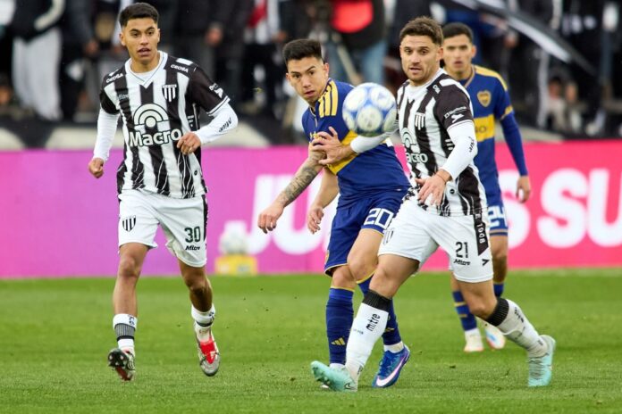 Jugadores de Boca Juniors y Gimnasia de Mendoza durante el partido en el estadio Malvinas Argentinas