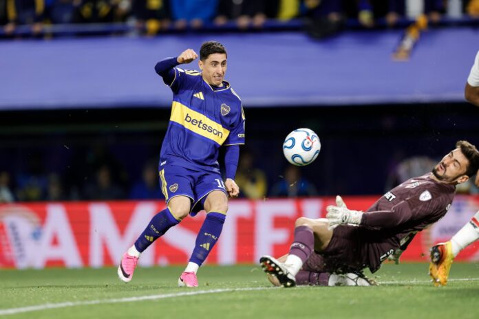 Miguel Merentiel celebra su gol ante San Pablo en la Bombonera