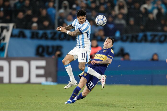 Jugadores de Boca y Racing en disputa por la pelota durante un partido de la Copa Argentina