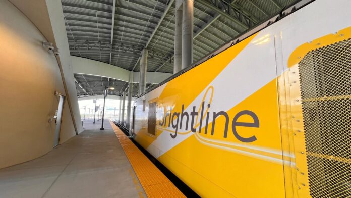 Tren de Brightline en la ruta entre Miami y Orlando