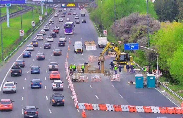 caos-transito-avenida-lugones-trabajos-metrogas-ausa Tránsito en la avenida Lugones con carriles restringidos por obras