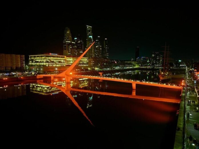 Monumentos de Buenos Aires iluminados de naranja por el Día Mundial de Concientización sobre el Linfoma