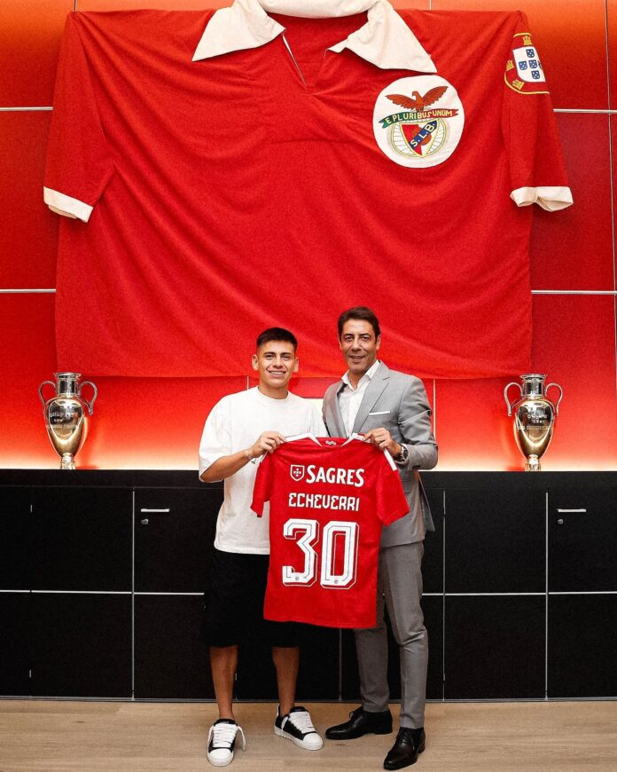 claudio-echeverri-benfica-cuarto-club-europeo Claudio Echeverri durante su presentación en el Benfica