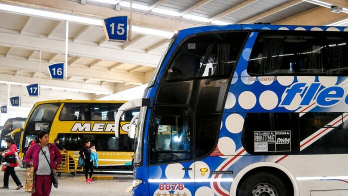 Colectivo de larga distancia en ruta