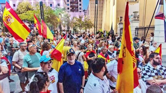crisis-migrantes-ceuta-complica-sanchez Migrantes en la frontera de Ceuta