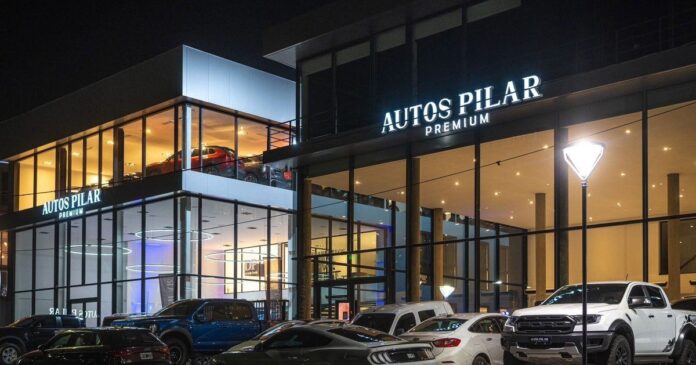 Fachada de la concesionaria Autos Pilar Premium en Manuel Alberti, Pilar