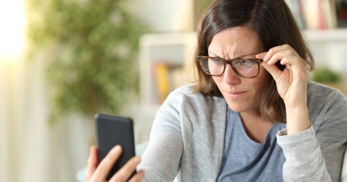 Oftalmólogo examinando la retina de un paciente con un oftalmoscopio