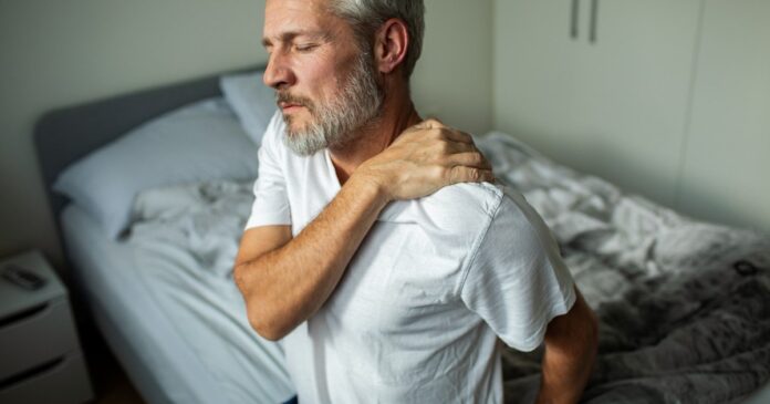 Persona con dolor en el hombro