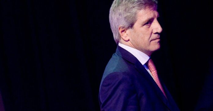 Luis Caputo y Javier Milei en una reunión de gabinete