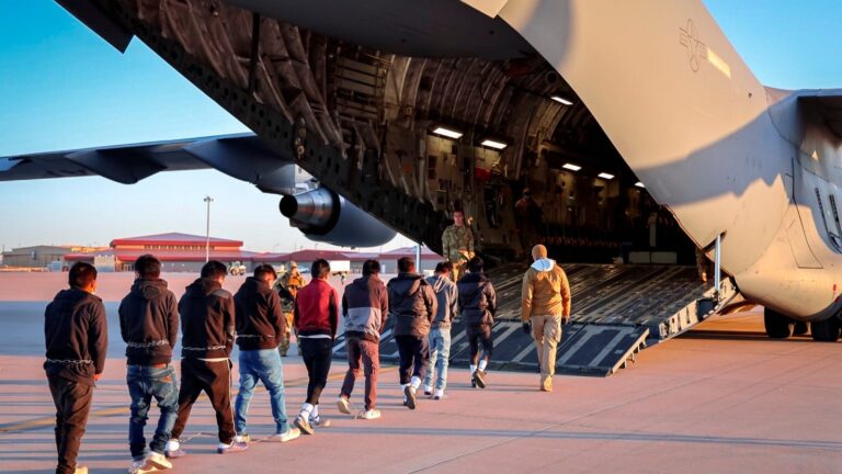 Jueces migratorios en una sala de audiencias en Estados Unidos
