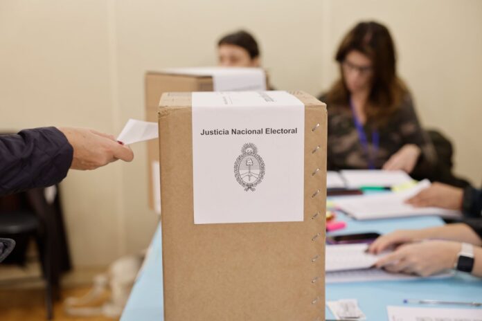 Urna electoral en Argentina