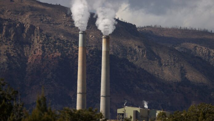 Planta de energía de combustibles fósiles emitiendo humo