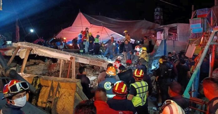 Personal de emergencias trabaja en el lugar de la explosión en Santa María Canchesdá, México