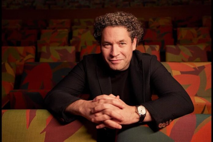 Gustavo Dudamel dirigiendo a la Filarmónica de Nueva York en el concierto por los 25 años del 11-S