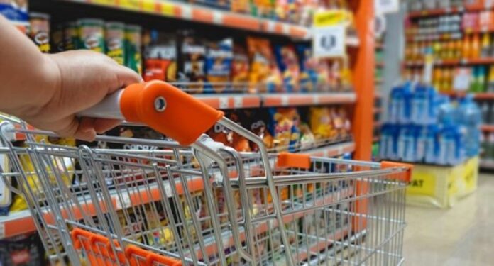 Fideos instantáneos y galletitas importadas en una góndola de supermercado