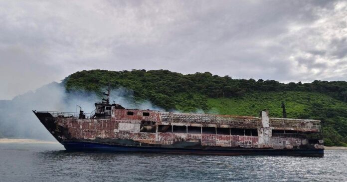 incendio-ferry-filipinas-cinco-muertos-desaparecidos-8 Ferry MV June Aster en llamas frente a la costa de Filipinas