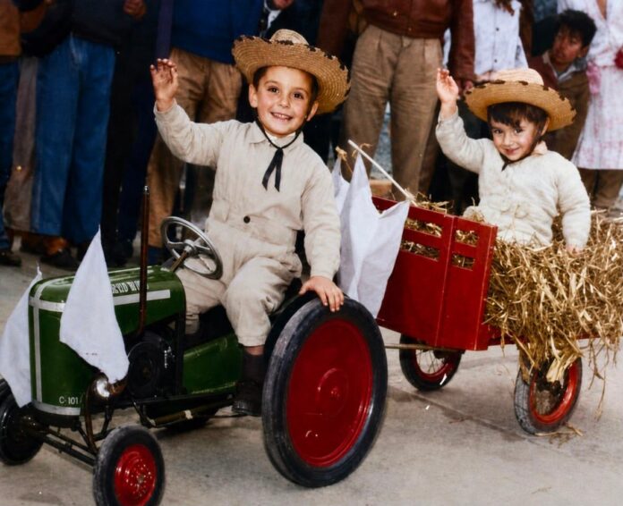 Oscar Solís en su taller de Perico, Jujuy, junto a un tractor a escala para niños