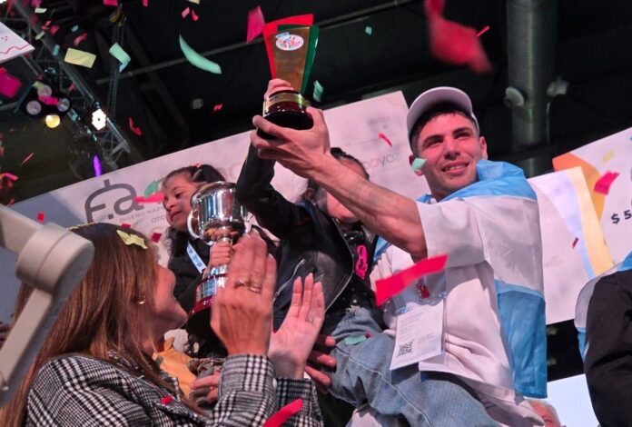 Jairo Ayrton Carrizo Peñaloza con el trofeo del Campeonato Mundial de la Pizza