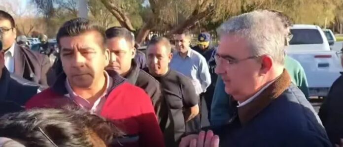 Gobernador Raúl Jalil saliendo custodiado de la iglesia San Pedro en Fiambalá