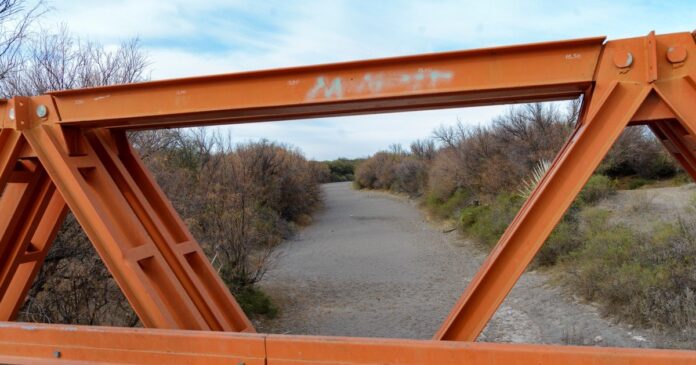 Puente de los Vinchuqueros sobre el cauce seco del Río Atuel, en el límite entre La Pampa y Mendoza