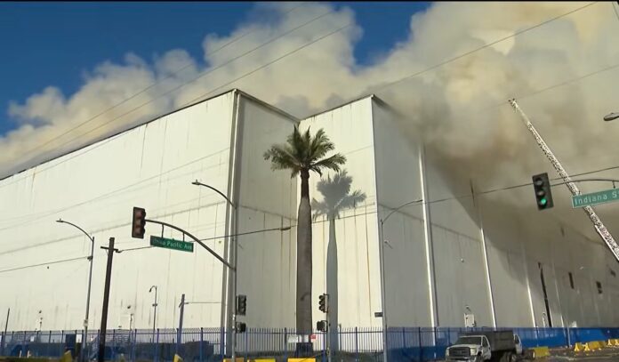 Bomberos trabajan en el incendio del almacén de Lineage Logistics en Boyle Heights