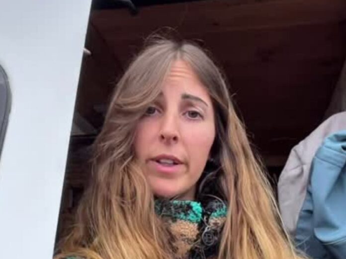 lorena-vive-en-una-casa-rodante-lo-que-a-veces-necesito-para-mantenerme-en-paz-son-las-cosas-mas-normales-del-mundo-1 Lorena en el interior de su casa rodante