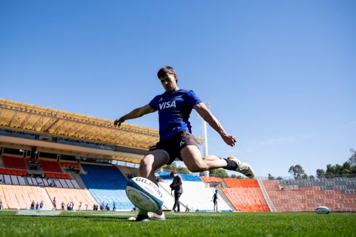 Nicolás Roger patea una pelota de rugby durante un entrenamiento de Los Pumas