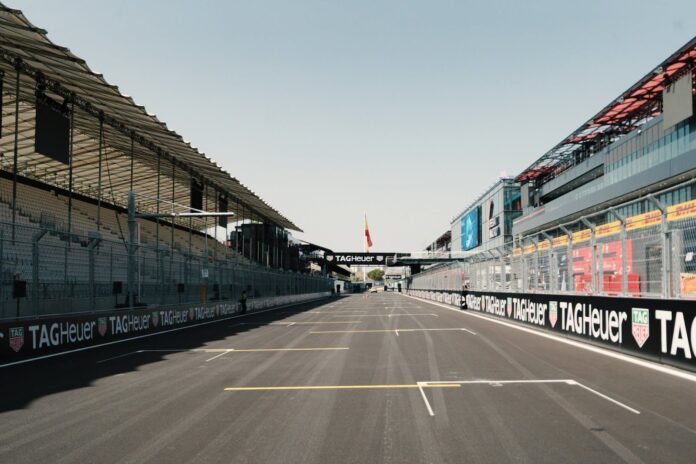 Vista aérea del circuito Madring en Madrid con la curva Monumental peraltada