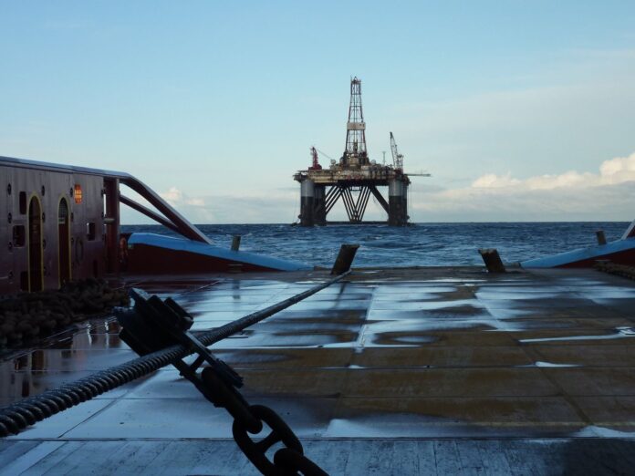 Vista de las islas Malvinas con plataforma petrolera en el Atlántico Sur