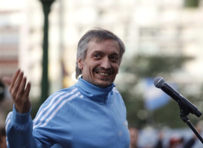 Máximo Kirchner hablando en una entrevista radial