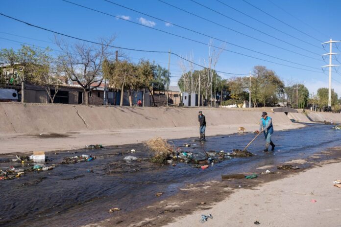 Operativo de limpieza de un canal de riego en Mendoza
