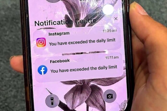 Logo de Instagram y Facebook en un dispositivo móvil