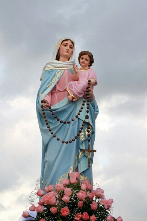 miles-fieles-celebran-virgen-rosario-san-nicolas Fieles reunidos en la puerta del santuario de San Nicolás de los Arroyos durante la celebración de la Virgen del Rosario